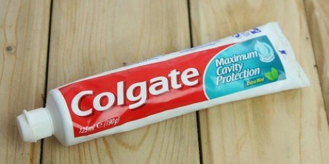 Aplique pasta de dente nas espinhas