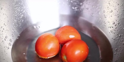 Escalde os tomates