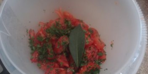Fazendo sopa de tomate turco