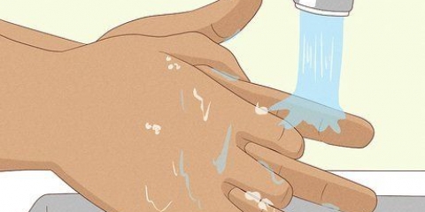 Inserindo creme vaginal