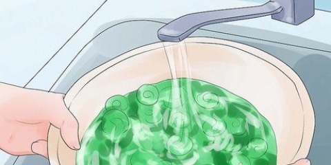 Prepare brotos de samambaia (fiddleheads)