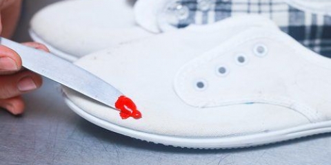 Remova a tinta dos sapatos de lona