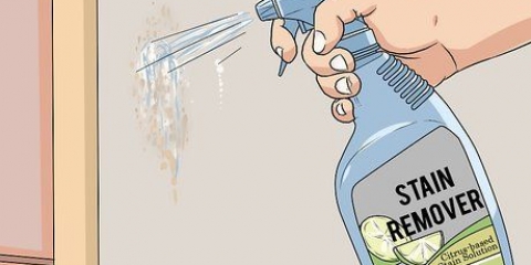 Remova manchas de tiras adesivas da sua parede