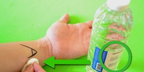 Remova a tinta à prova d'água da sua pele