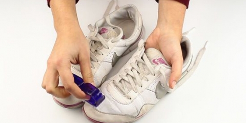 Limpando sapatos de couro branco