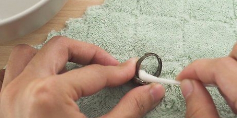Obtendo uma joia falsa de volta à sua cor prata