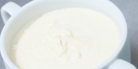 Fazendo creme azedo