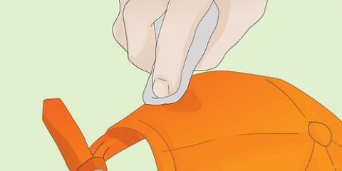 Tirando manchas de suor de um boné