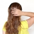 Aplique óleo de amêndoa no cabelo