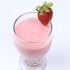 Fazendo um milk-shake de morango