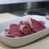 Fritando um bife na panela