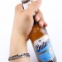 Abrindo uma garrafa de cerveja com uma chave