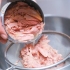 Fazendo um sanduíche de salada de atum