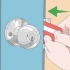 Abrindo uma porta com um cartão de crédito