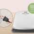 Preparando um hambúrguer em uma grelha foreman