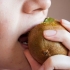 Comer um kiwi