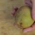 Descasque um kiwi