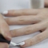 Crie um efeito mármore em suas unhas com água