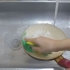 Limpando uma panela com um revestimento antiaderente