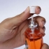 Encha uma garrafa de viagem com perfume