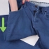 Dobrando um par de jeans