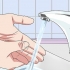 Realize um exame de urina com uma tira de teste