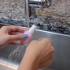 Abrindo uma garrafa presa de esmalte