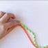 Fazendo um nó quadrado com fio scoubidou