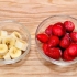 Fazendo um smoothie de iogurte de frutas