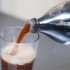 Limpando um banheiro com coca-cola