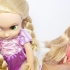 Lave o cabelo de uma boneca com água fervente