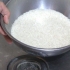 Cozinhar arroz de jasmim em uma panela de arroz
