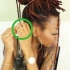 Retorcendo seus dreadlocks