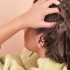 Enrole o cabelo com rolos de espuma