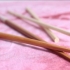 Prenda o cabelo com pauzinhos