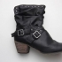 Limpando botas de couro