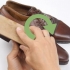 Limpando sapatos de couro
