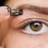 Aplique maquiagem em olhos pequenos