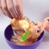 Desembaraçar e amaciar o cabelo da boneca