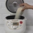 Cozinhar arroz em uma panela de arroz