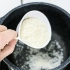 Cozinhar o arroz no caldo de galinha