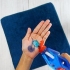 Remova a tinta spray das mãos