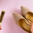 Limpando sapatos de camurça