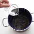 Tirar restos de comida queimados de uma panela