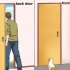 Impedindo que um gato saia correndo pela porta