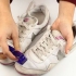Limpando sapatos de couro branco